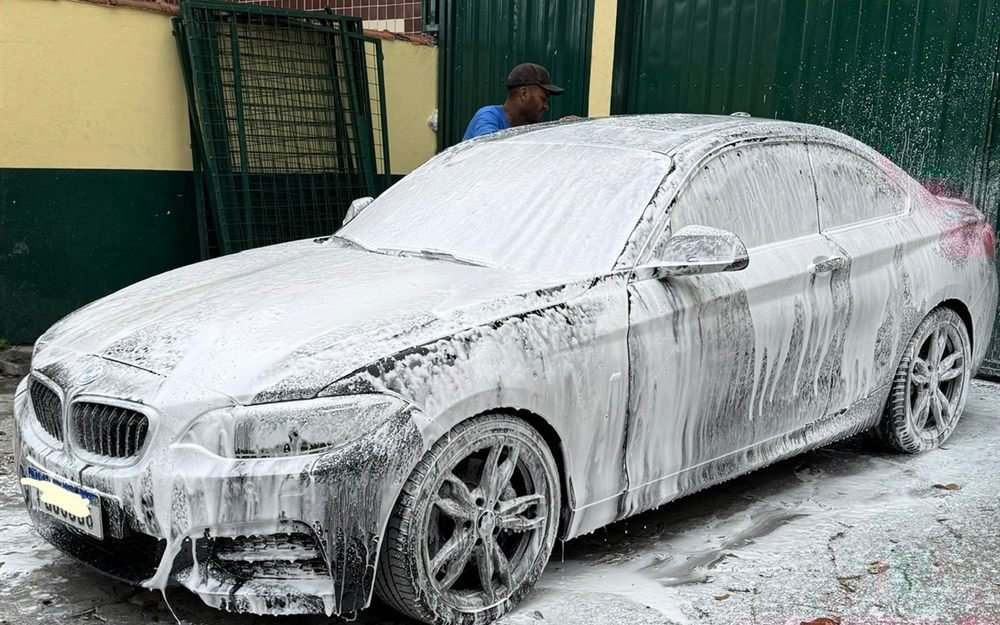 BMW coberto de espuma durante a preparação para polimento e cristalização