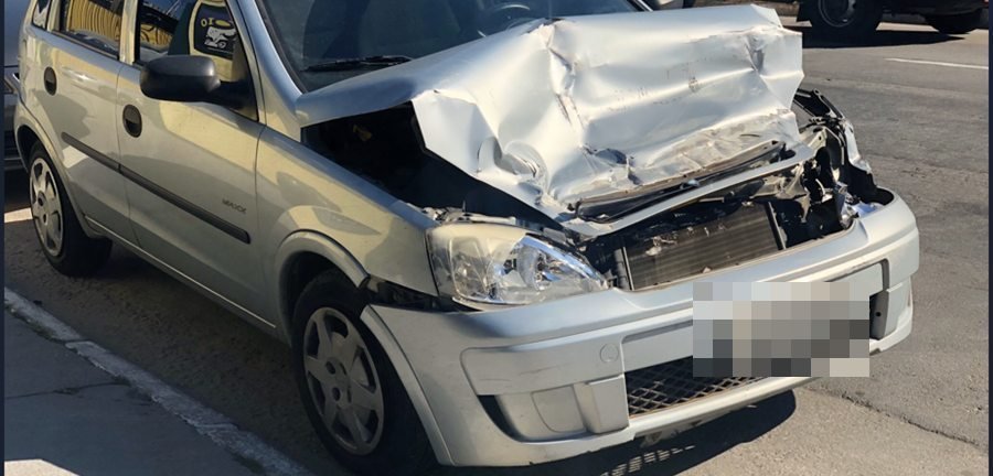Chevrolet Corsa com capô, para-lama e frente destruídos antes do reparo