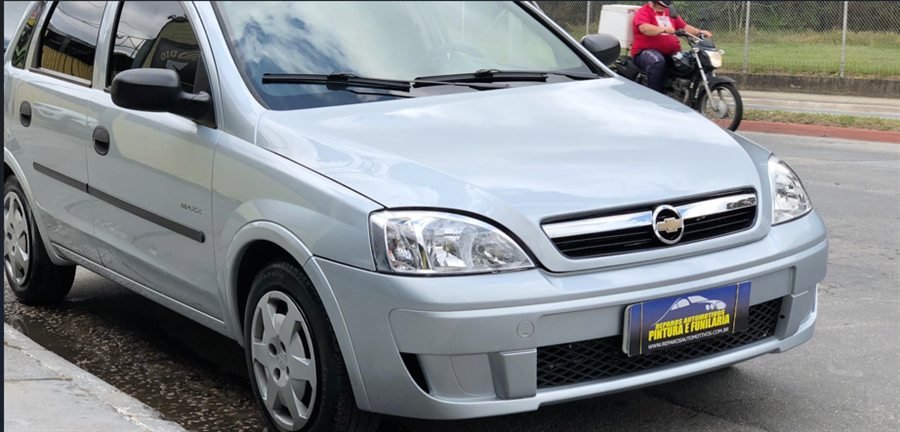 O mesmo Chevrolet Corsa com a frente recuperada e a pintura finalizada