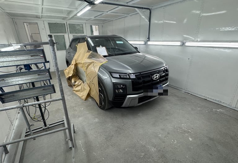 Hyundai Creta mascarado dentro da cabine, pronto para a pintura