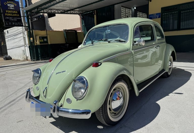 Volkswagen Fusca com a pintura restaurada, na frente da oficina Reparos Automotivos Claudio