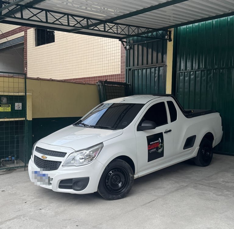 Picape Chevrolet com pintura e acabamento finalizados