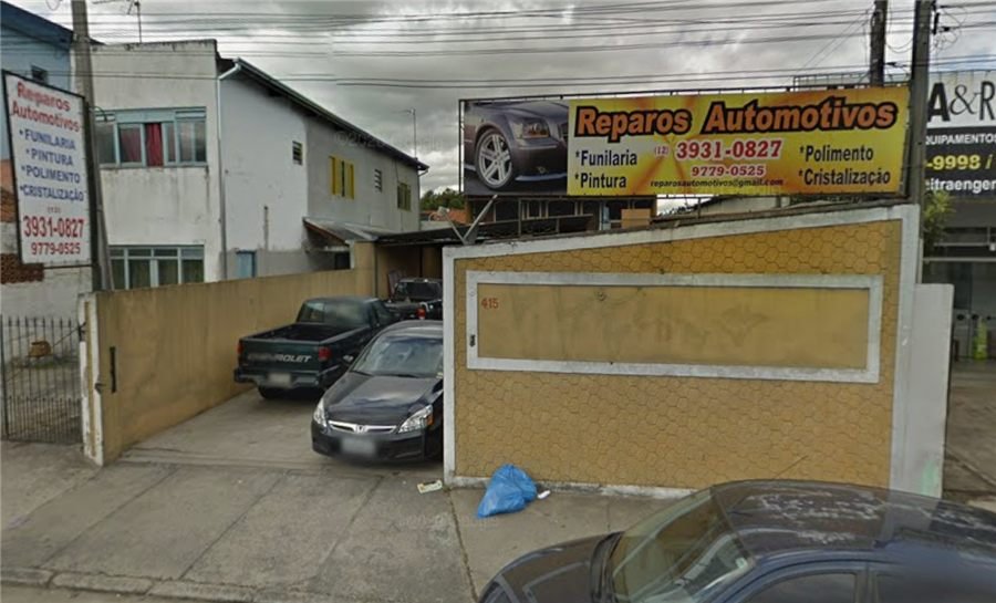 Fachada da oficina na Av. George Eastman, 415, em 2011, com o letreiro amarelo de Reparos Automotivos